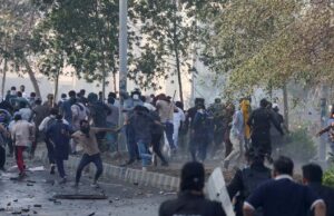 पाकिस्तानी प्रदर्शनकारियों ने अमेरिकी दूतावास पर किया हमला, मौतों की संख्या 23 तक पहुंची