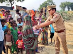 लखनऊ: पुलिस अधिकारियों ने गरीब बच्चों के साथ खेली होली, मासूमों को दिए उपहार