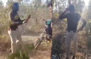 मोबाइल पर गाना बजाकर वर्दी पहने गार्ड से लगवाए ठुमके, फिर डंडों और बेल्ट से पीटा, वीडियो वायरल