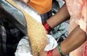 गरीबों के राशन में गड़बड़ी पर प्रशासन सख्त, दो संचालकों को हटाया